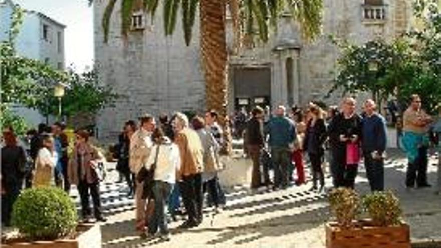 La plaça de l&#039;Ajuntament i, al fons, la de l&#039;Església.