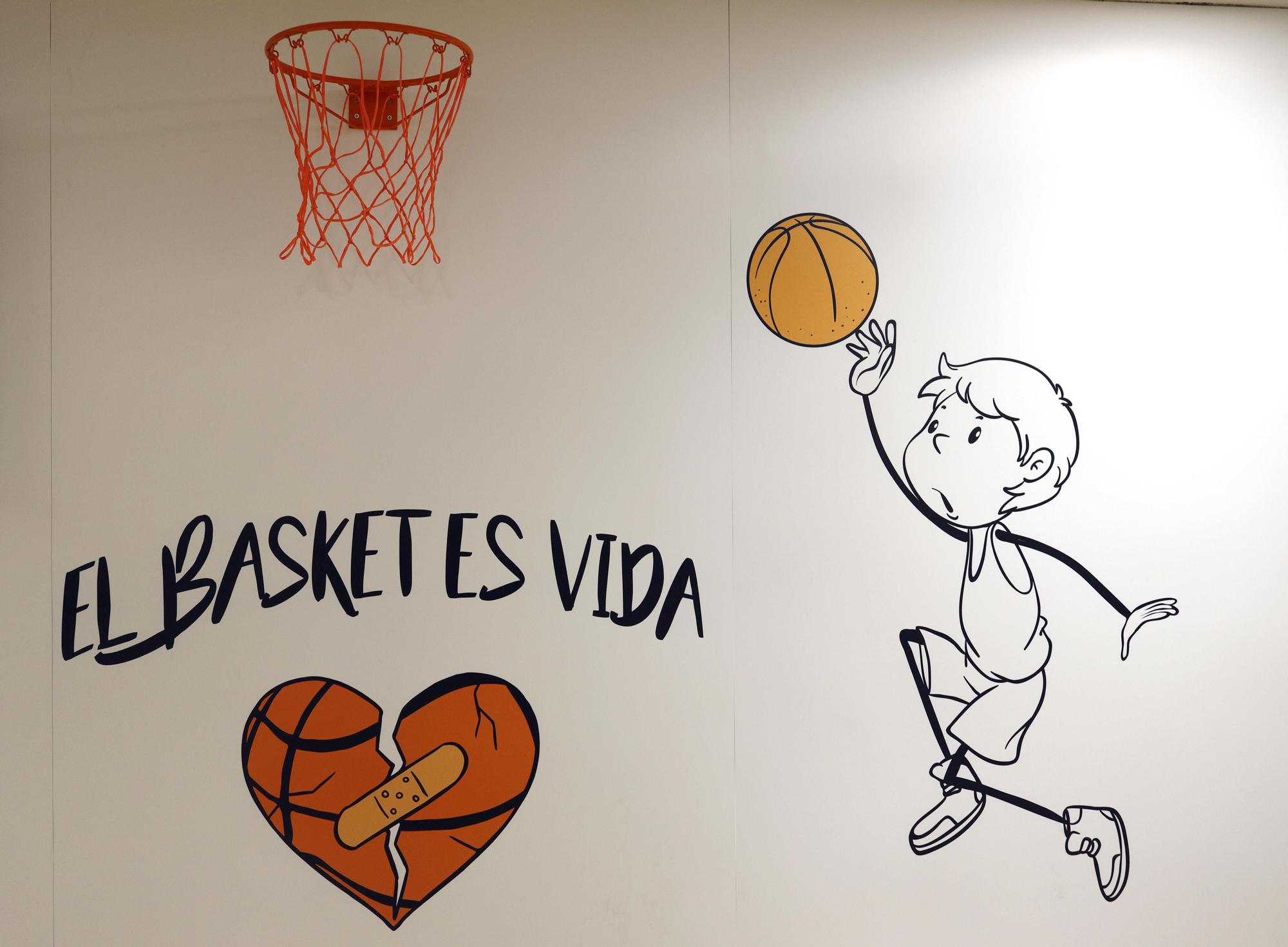 La nueva sala de espera del Hospital Materno Infantil tras la intervención de la asociación 'El Basket es vida'