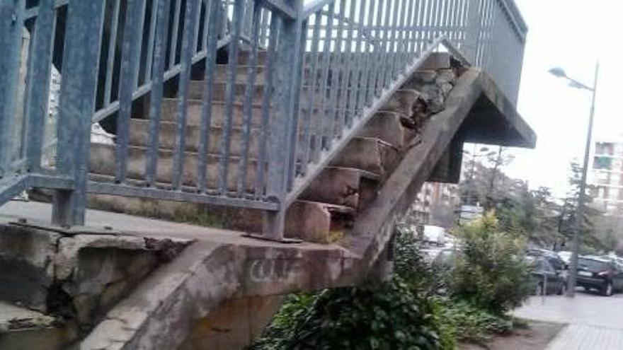 Critican el mal estado en el que se encuentran las pasarelas de la avenida del Cid