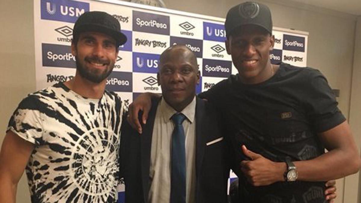 André Gomes y Yerry Mina posan juntos en el Everton