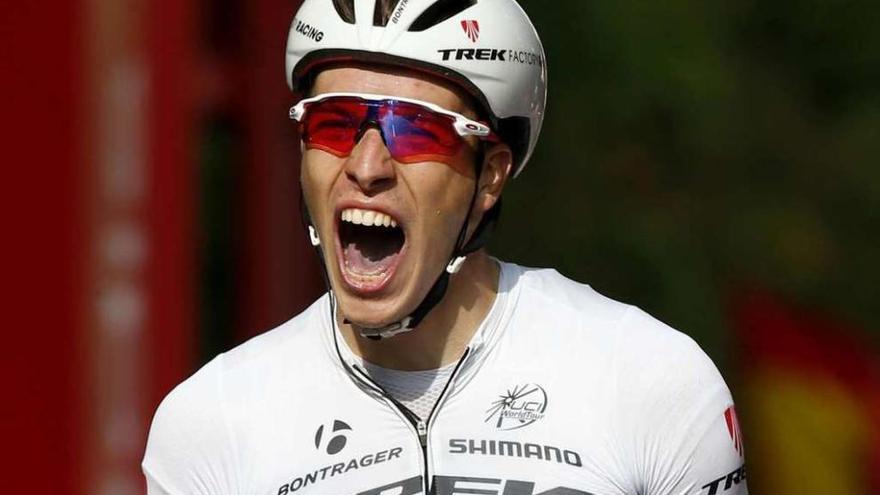 Danny van Poppel grita a su paso por la línea de meta.