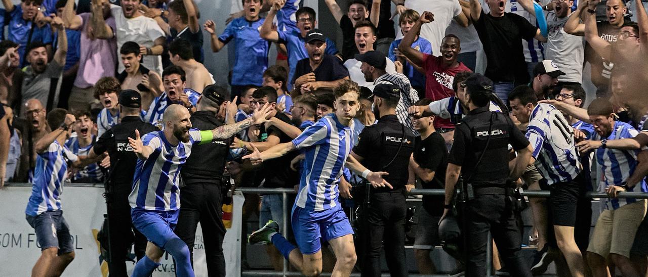 Pere Marco celebra el histórico gol del ascenso junto al capitán Iván Malón ante la afición gandiense.