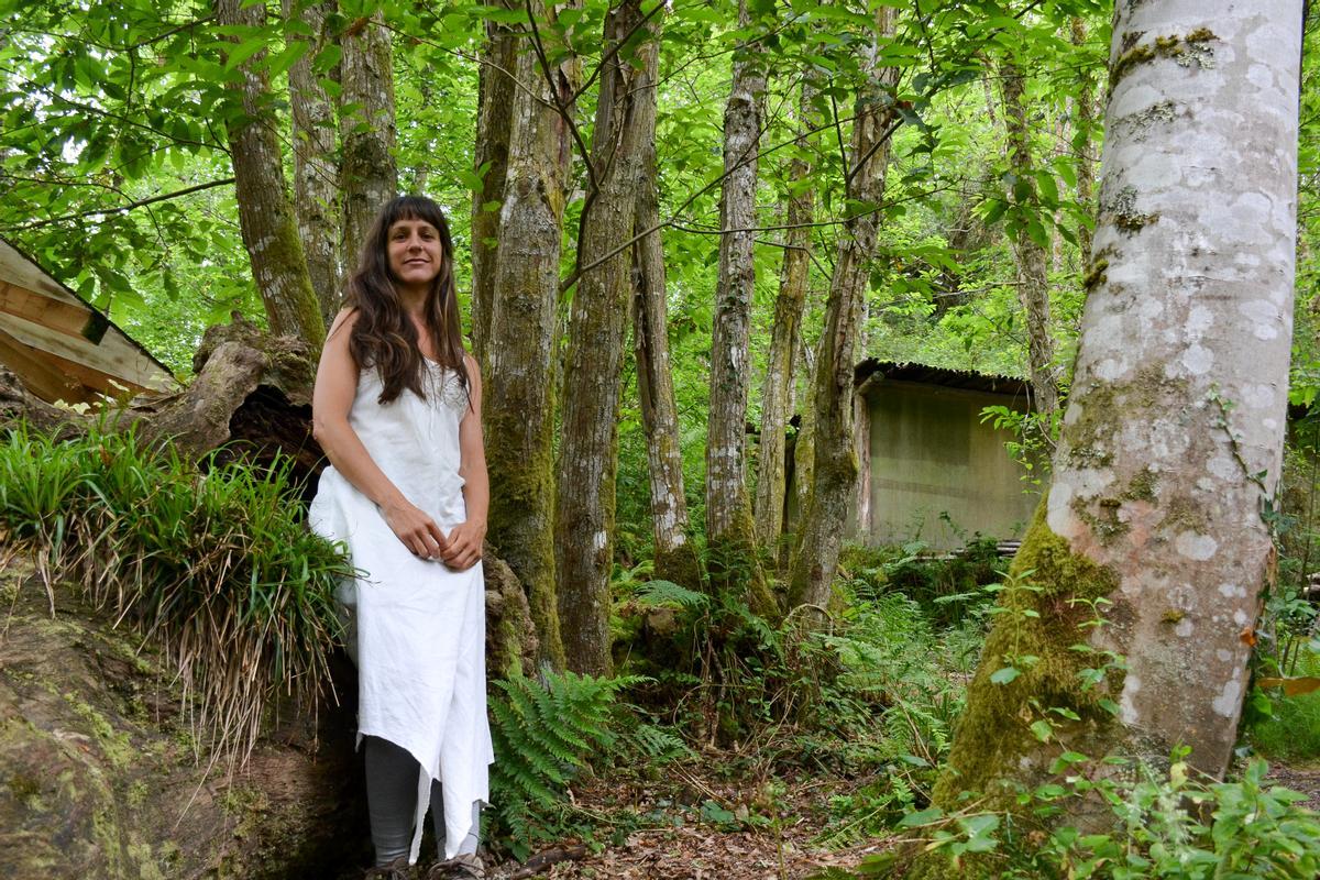 Celia Serrano, en una zona por la que suele pasear, cercana a su lugar de trabajo, en el vivero de empresas de Santa Eulalia.