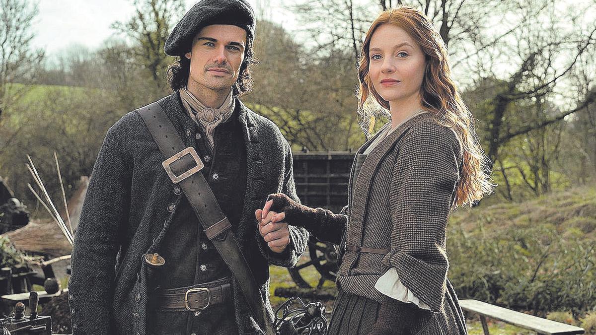Jeremy Irvine y Hermione Corfield, en ‘Outlander: Sangre de mi sangre’. | Movistar+