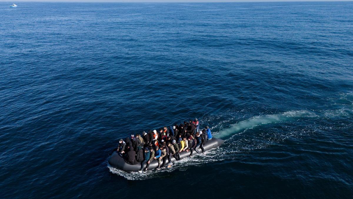 Migrantes cruzan el Canal de la Mancha en una pequeña embarcación