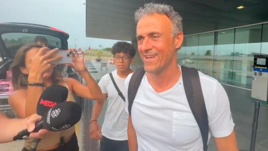¡Luis Enrique llega al aeropuerto de Barcelona procedente de París! "¿Vas a entrenar a Mbappé en el PSG?"