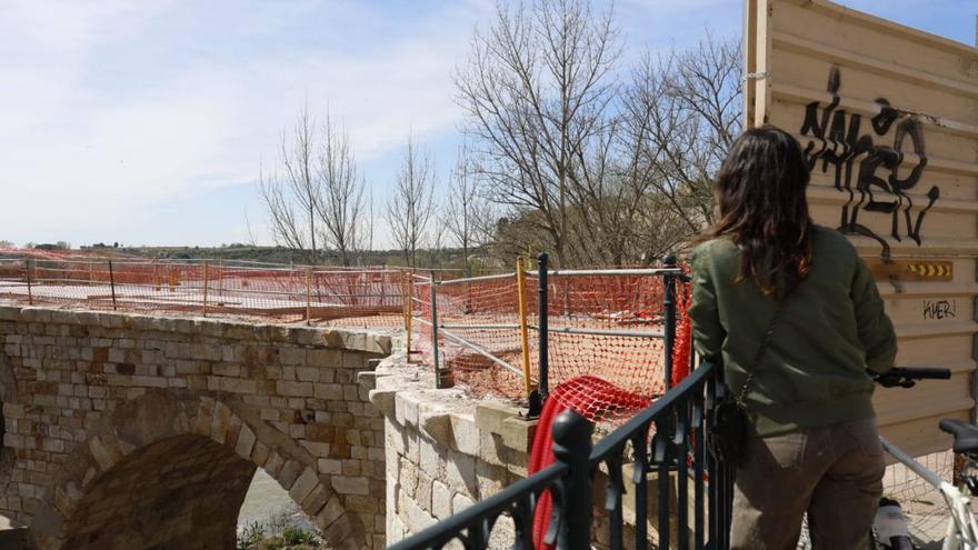 La empresa que rehabilita el Puente de Piedra de Zamora cementa ya la plataforma viaria
