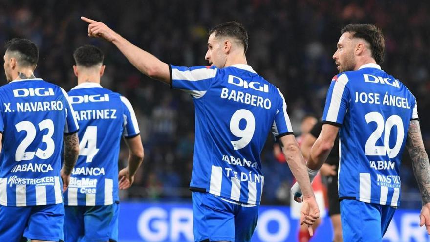 Iván Barbero celebra uno de sus goles anotados en Riazor. |  // CARLOS PARDELLAS