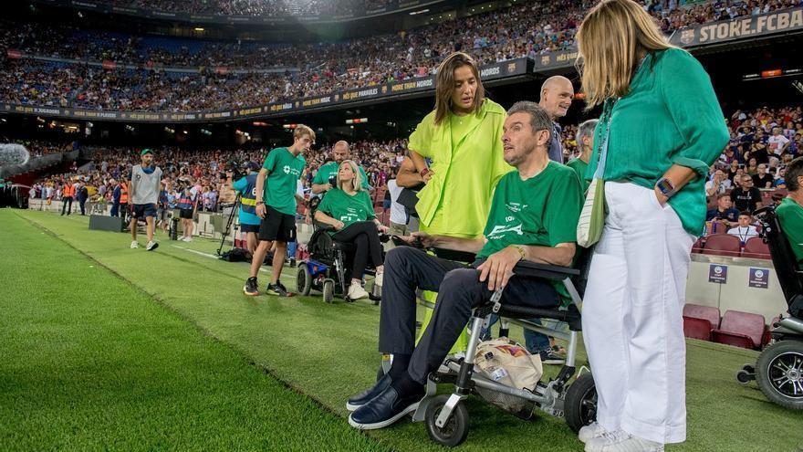 Maria, la hija de Juan Carlos, y Maria, la esposa, arropan al navarro en el Camp Nou.