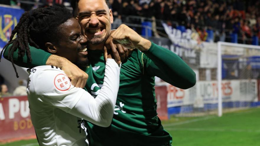 Boateng y Gazzaniga, del Real Murcia, celebrando la victoria ante el Yeclano.