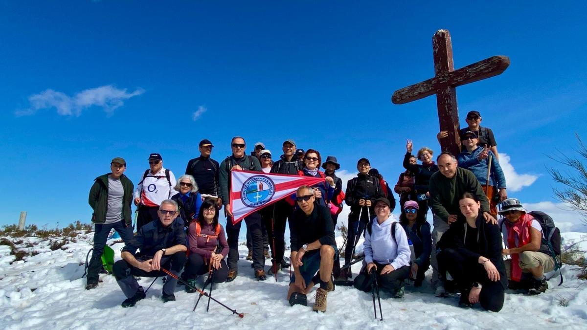 Los miembros del grupo de montaña San Nicolás que participaron en la subida al Curullu el 8 de marzo.