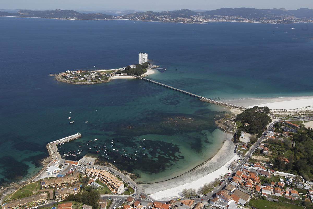 Vista de las dos playas de la isla de Toralla, ambas protegidas del viento del Norte.