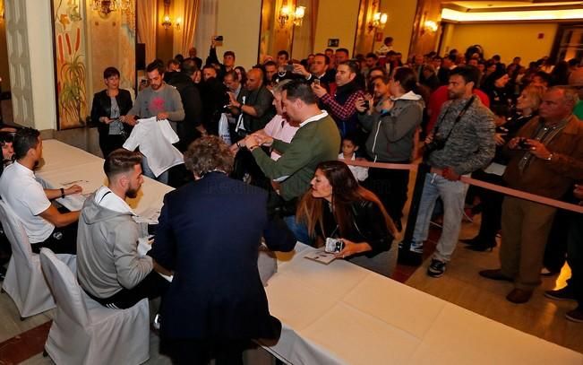 Cristiano Ronaldo y Sergio Ramos firman autógrafos en el Hotel Santa Catalina.