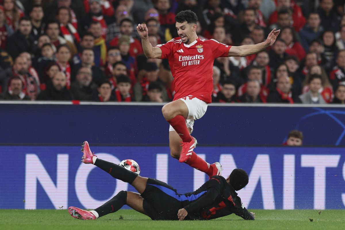 Lisbon (Portugal), 21/01/2025.- Benfica`s Tomas Araujo (up) celebrates a goal against Barcelona`s Alejandro Balde during their UEFA Champions League soccer match held at Luz Stadium in Lisbon, Portugal, 21 January 2025. (Liga de Campeones, Lisboa) EFE/EPA/TIAGO PETINGA