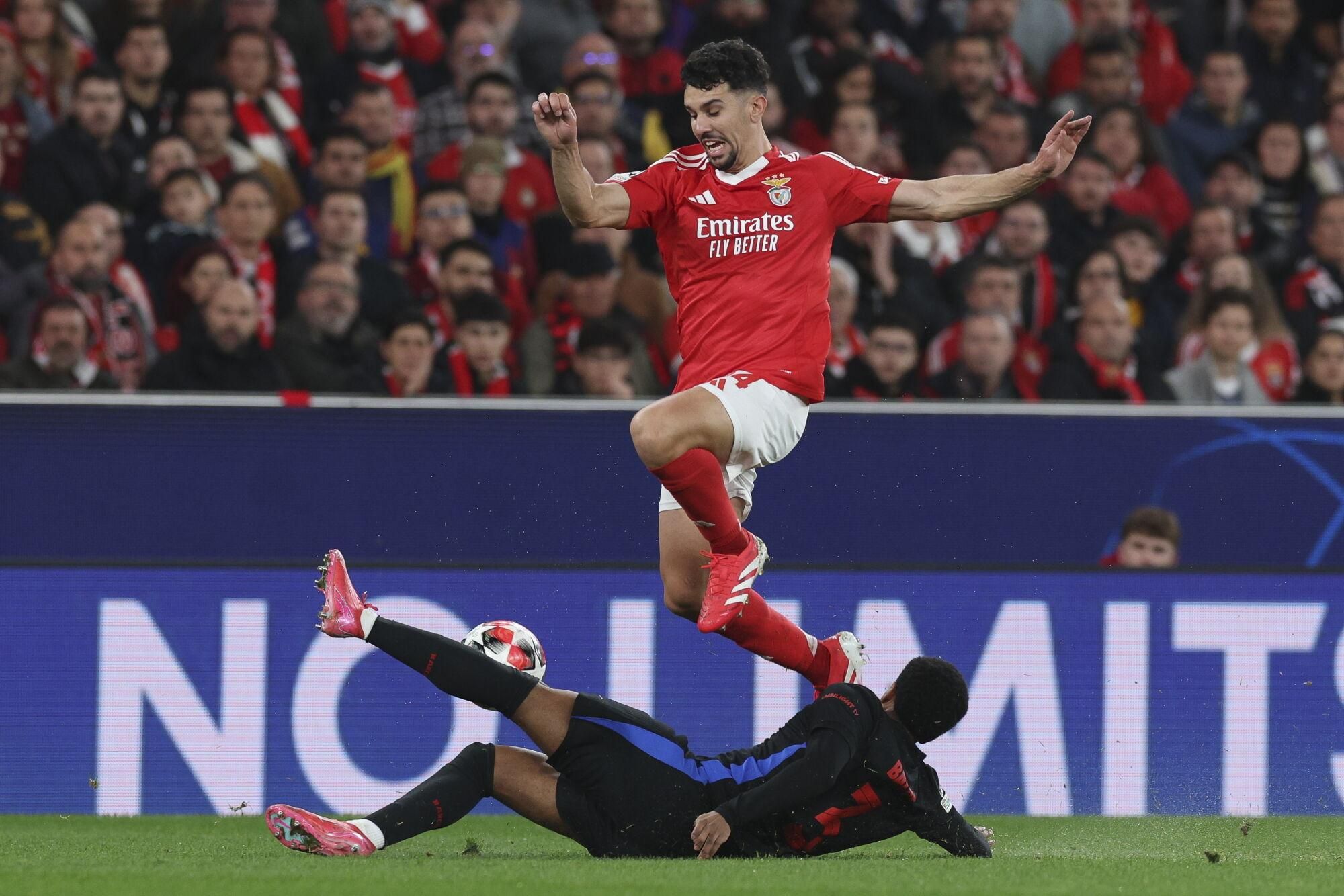 Lisbon (Portugal), 21/01/2025.- Benfica`s Tomas Araujo (up) celebrates a goal against Barcelona`s Alejandro Balde during their UEFA Champions League soccer match held at Luz Stadium in Lisbon, Portugal, 21 January 2025. (Liga de Campeones, Lisboa) EFE/EPA/TIAGO PETINGA