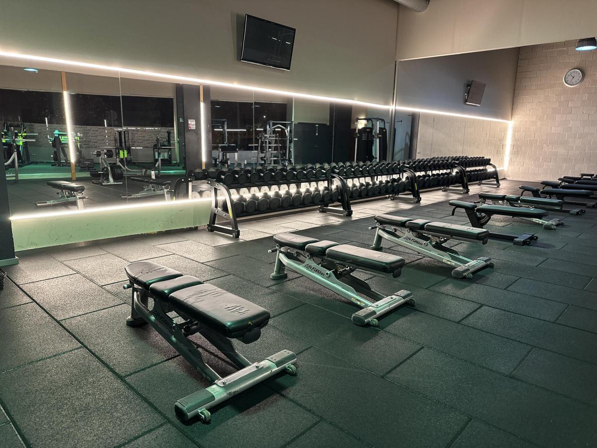 Espacios amplios y totalmente equipados. Sala Fitness, Crosstraining y hasta parking para que ninguna excusa te frene