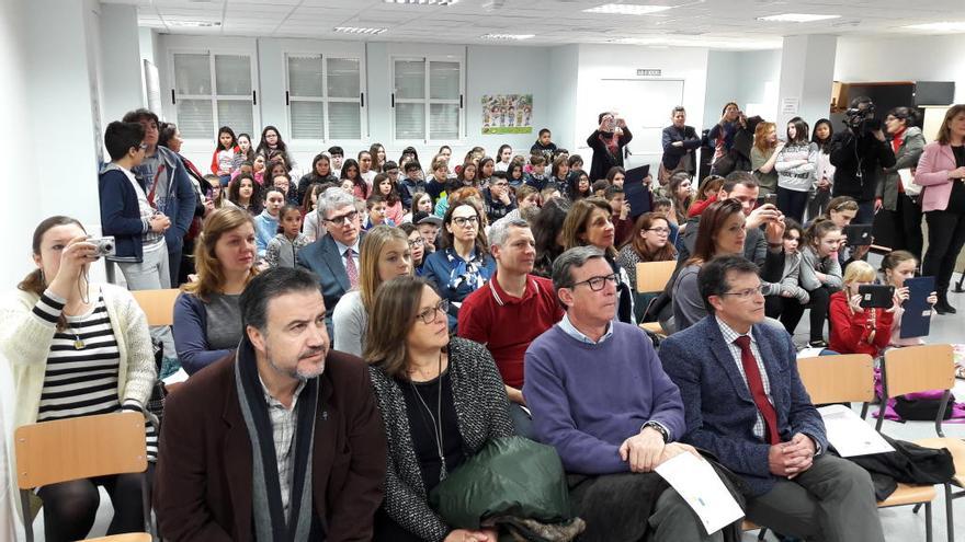 El alcalde de Lorca, Francisco Jódar (dcha.), acudió ayer al homenaje por los 30 años de los programas Erasmus del colegio Andrés García Soler.