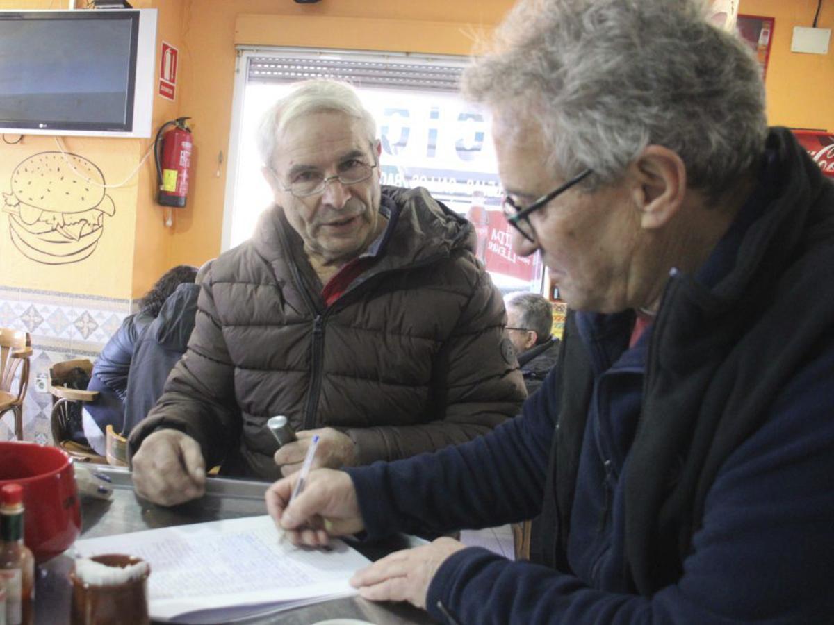 Vecinos firmando el documento para restablecer el suministro. | ARACELI SAAVEDRA