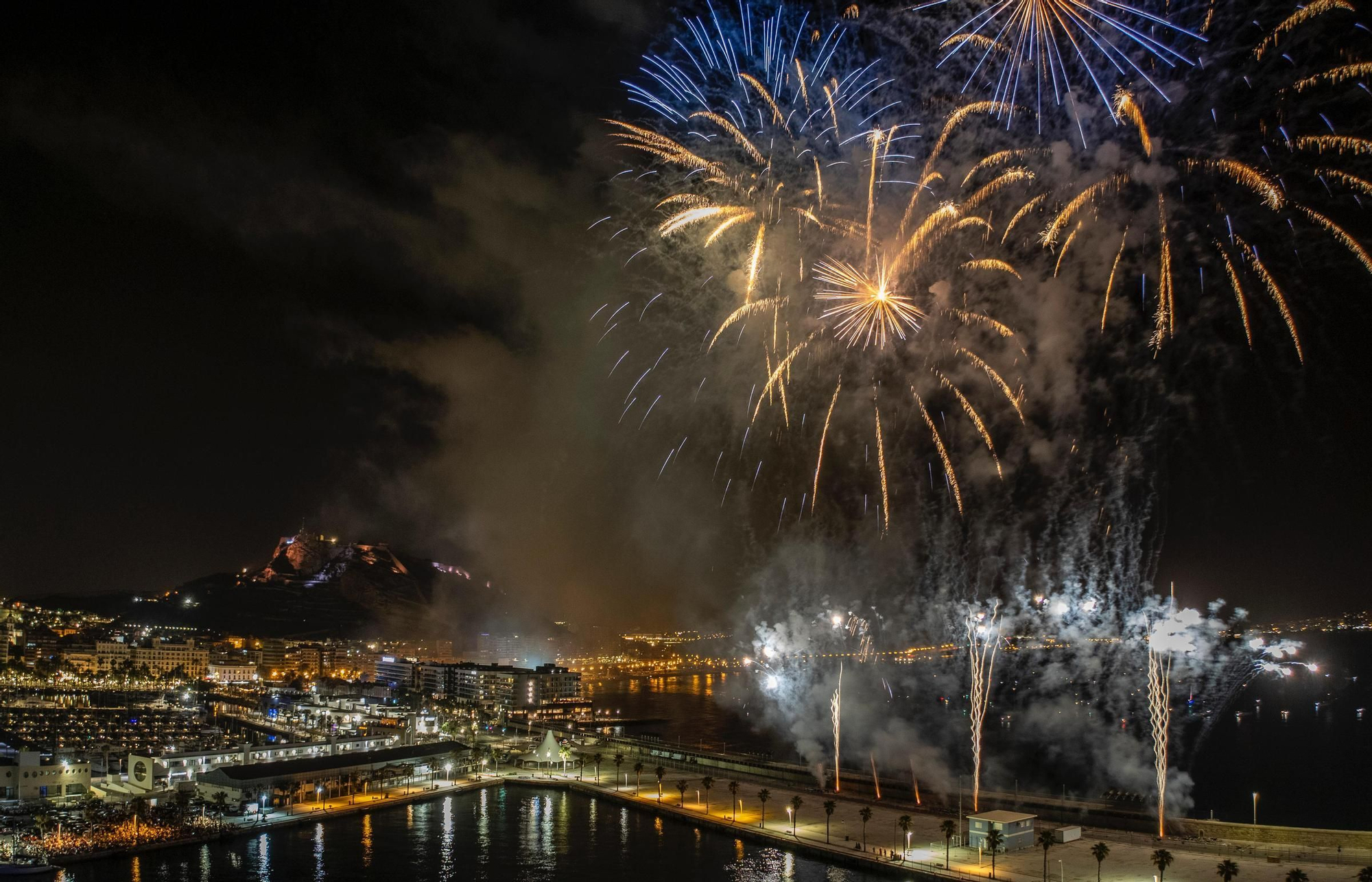 Un nuevo espectáculo en el cielo de Alicante de la mano de la Pirotecnia Fuegos Artificiales del Mediterráneo