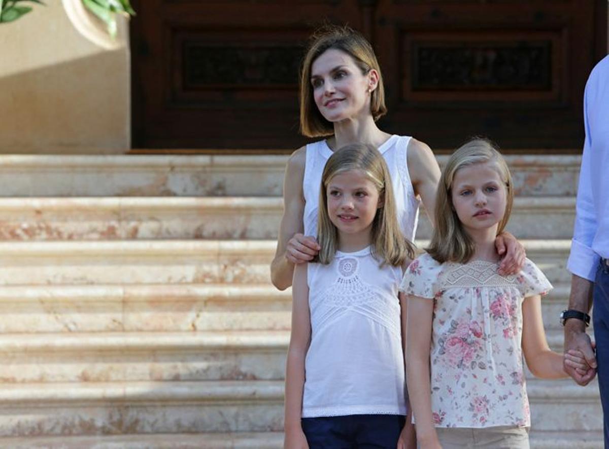 Letizia Ortiz con la infanta Sofía y la princesa Leonor