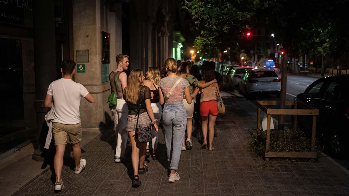 Jóvenes en la calle en Barcelona, antes de entrar en una discoteca, el pasado 27 de junio