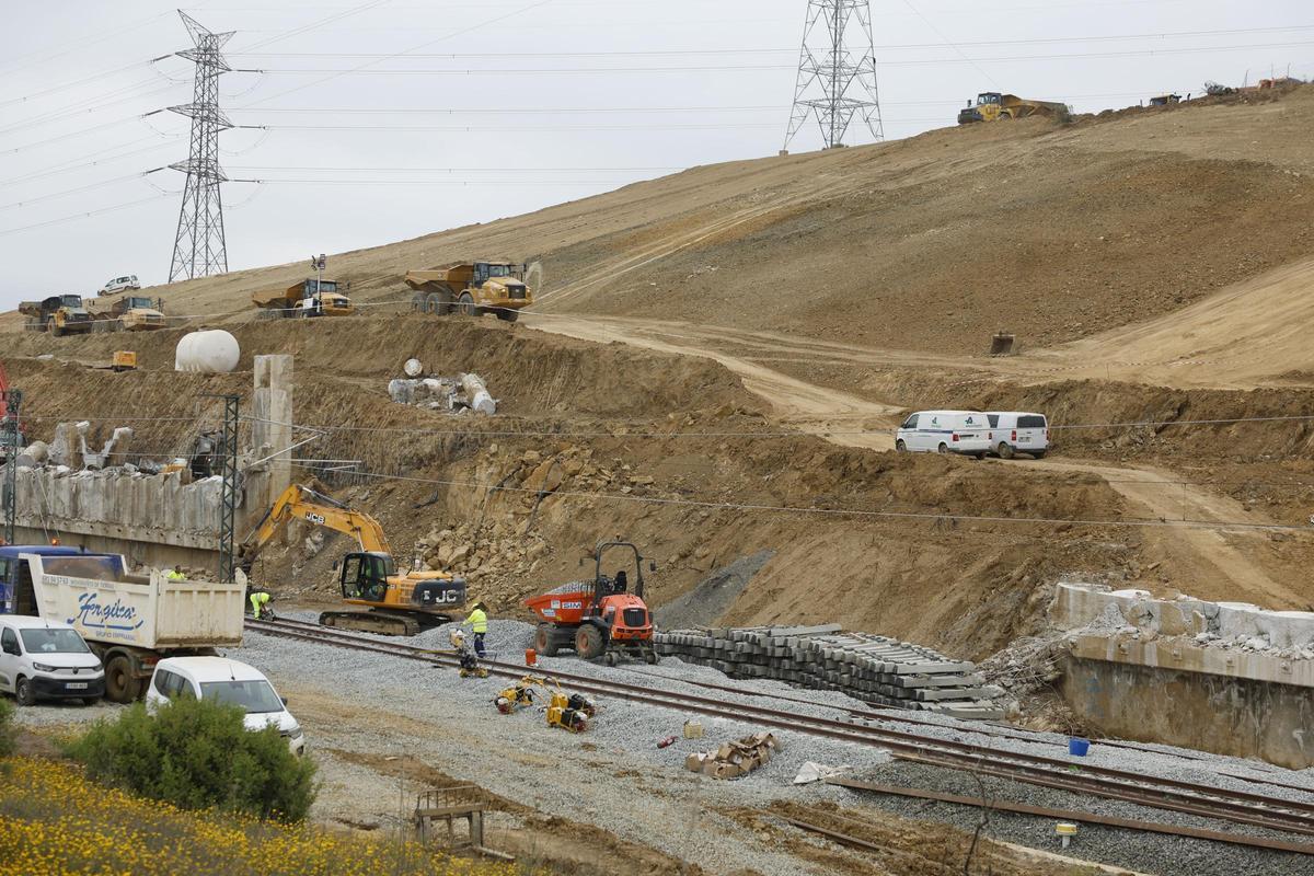 Vista panorámica del tramo que ha permanecido casi dos meses en obras y que ya está a punto de volver a recuperar el tránsito habitual de trenes de alta velocidad hasta Málaga.