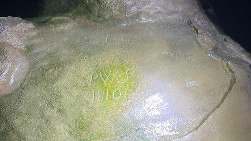 Inscripción hallada en la cueva, "una catedral de estalactitas", intacta, según los arqueólogos
