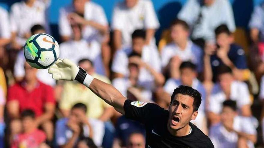 Mariño saca de puerta en el partido de Alcorcón.