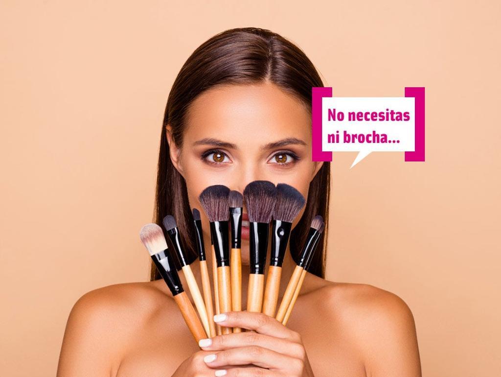 Chica con brochas de maquillaje
