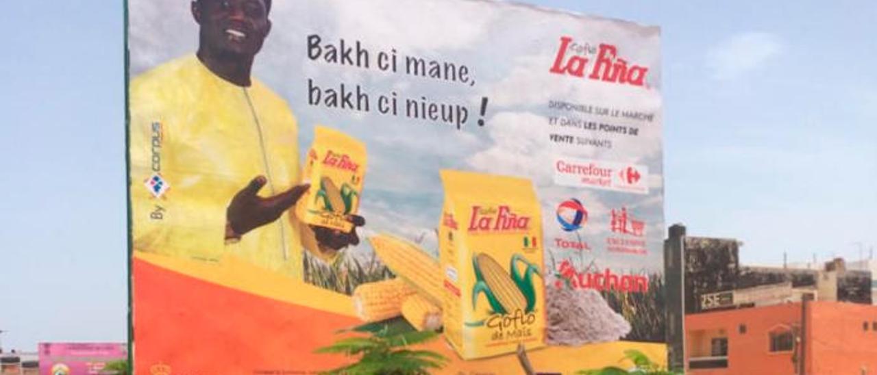 Una valla publicitaria de gofio en las calles de Dakar protagonizada por un luchador de lucha senegalesa.