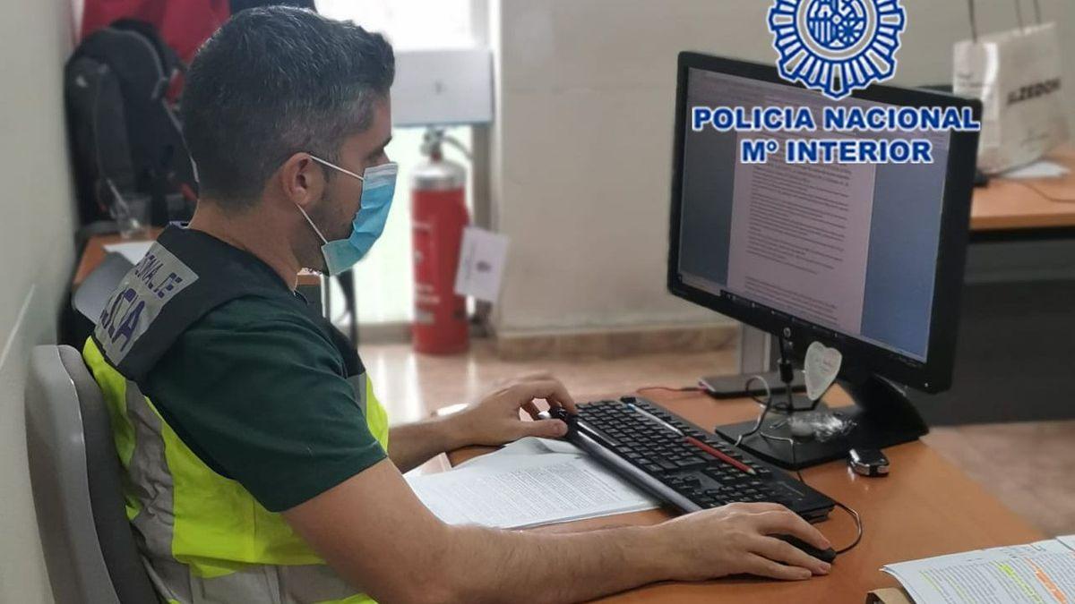 Un policía trabaja en una investigación.