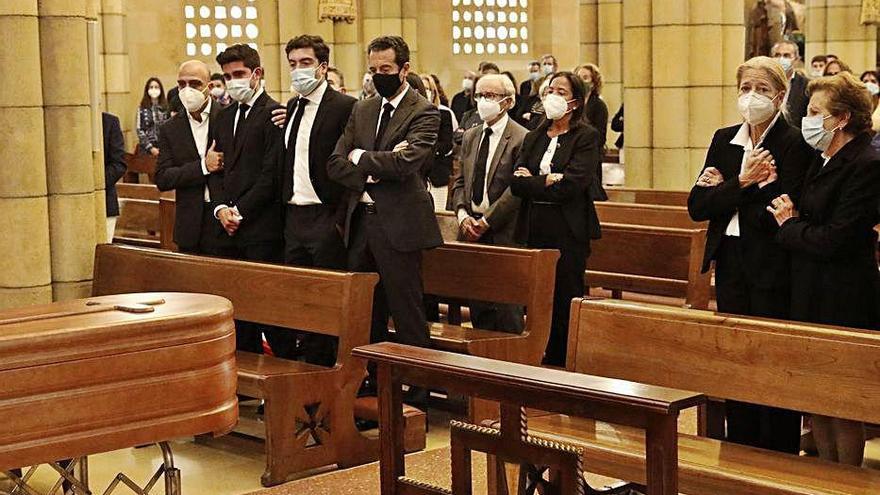 Los familiares de Enrique Hernández Sande, ayer, en el funeral.