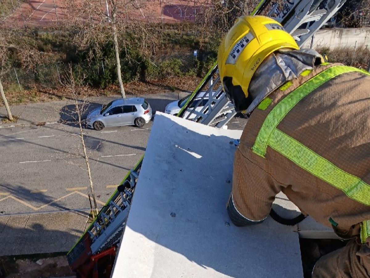 Una actuación de los Bombers de la Generalitat en Salou (Tarragonès), este jueves, con el paso de la borrasca Pedro por Catalunya.