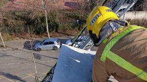 Una actuación de los Bombers de la Generalitat en Salou (Tarragonès), este jueves, con el paso de la borrasca Pedro por Catalunya.