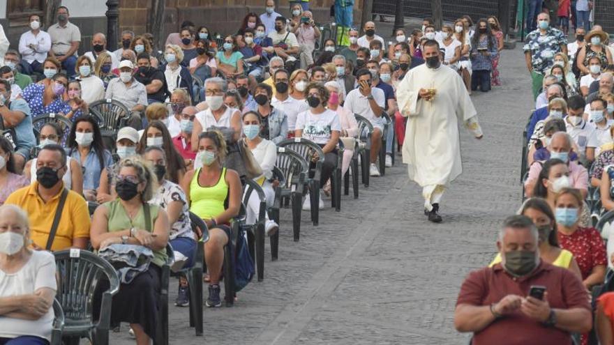 La Virgen del Pino baja del camarín