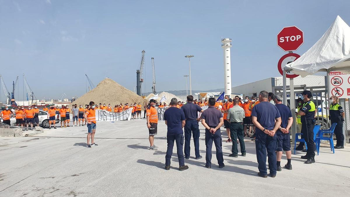 Homenaje de los estibadores al operativo de rescate.