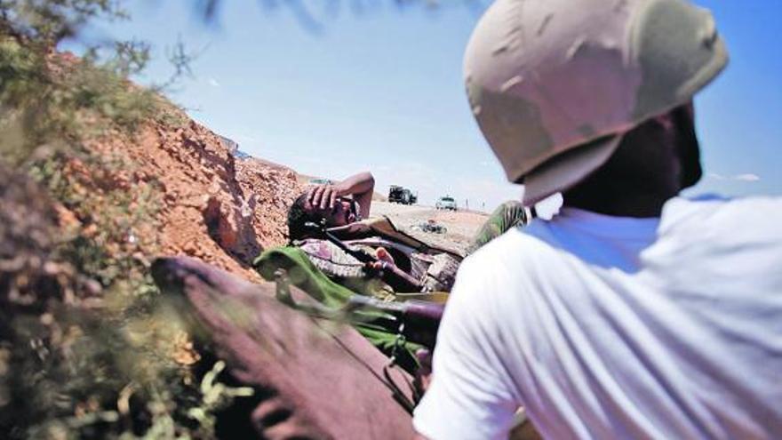 Rebeldes a cubierto en las proximidades de la localidad libia de Bani Walid.