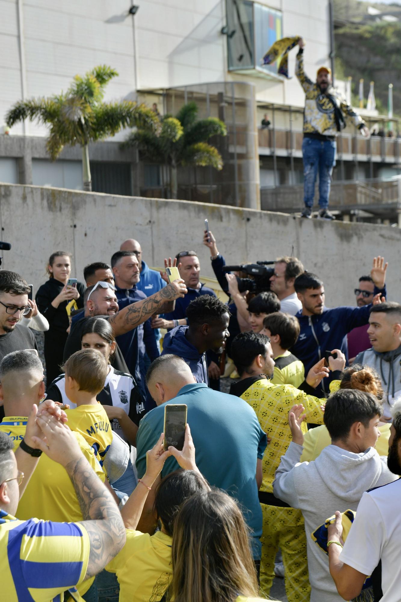 Aficionados despiden a la UD en Barranco Seco antes de ir a Tenerife