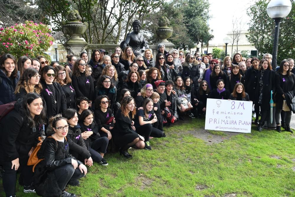 Las periodistas coruñesas se concentraron junto a la estatua de Emilia Pardo Bazán en los jardines de Méndez Núñez, donde leyeron un manifiesto para reivindicar la igualdad de oportunidades.