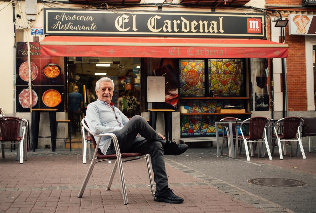 Nicolás Otiñar en la puerta de su restaurante El Cardenal, en el centro de Getafe.