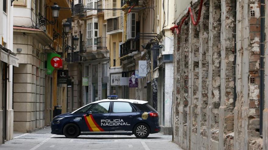 Un zeta de la Policía Nacional, en el centro.