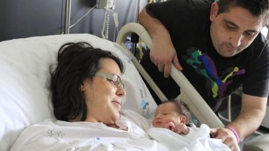 Los felices padres, con la pequeña Claudia González Castaño, último bebé nacido en 2016 en Zamora