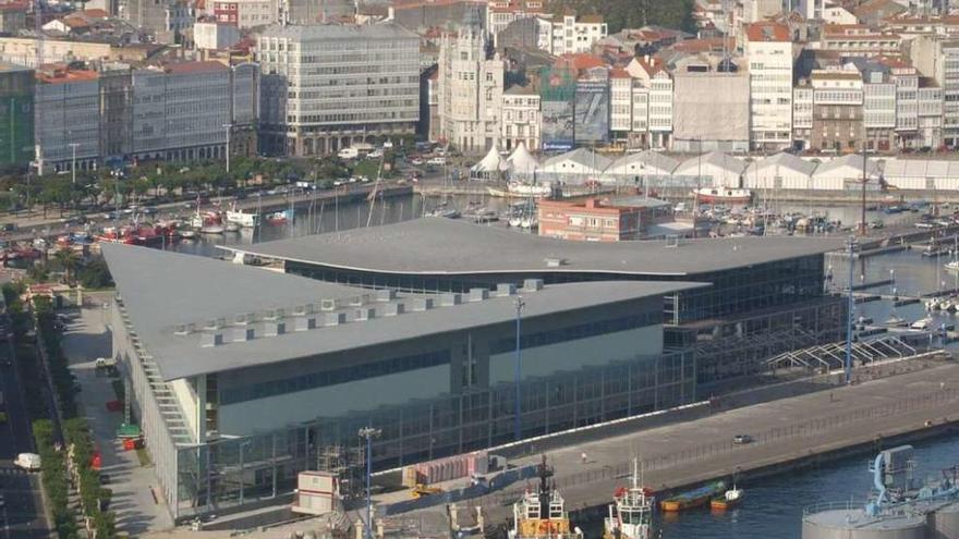 Vista aérea de Los Cantones Village, con la fachada del edificio que mira hacia el mar.