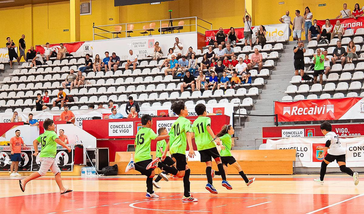 Trofeos del torneo Vigo Cup de fútbol sala