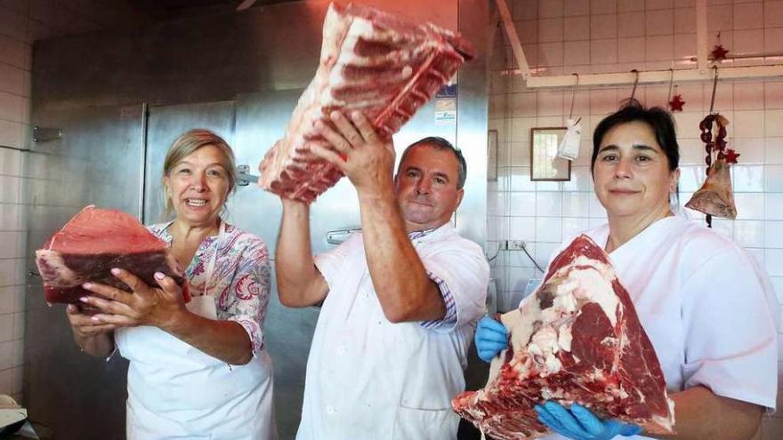 Los carniceros de la plaza de abastos de Mondariz suministrarán la carne para la fiesta. // A. Hernández