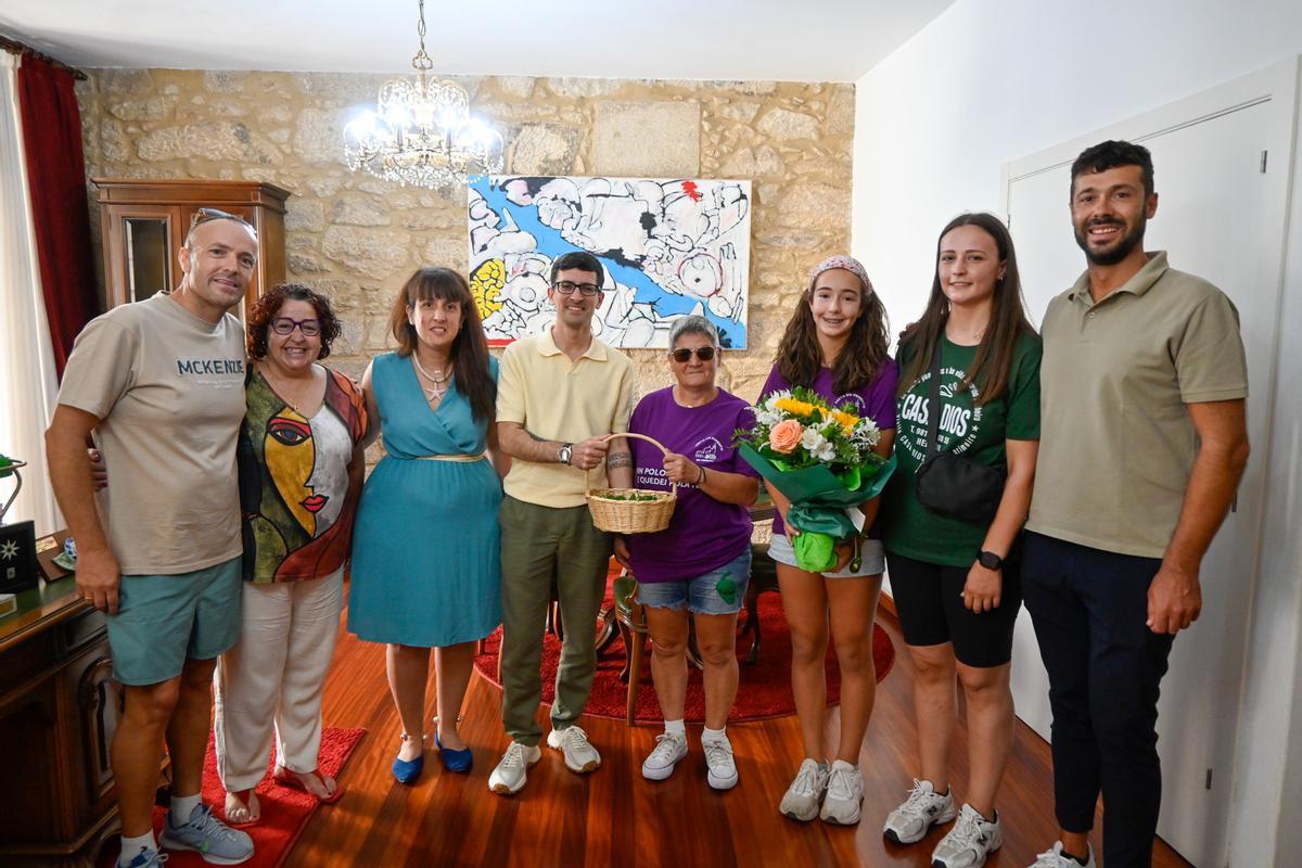 La comisión organizadora de la Festa do Pemento de Herbón entregó una cesta de pimientos al alcalde de Padrón, Anxo Arca.