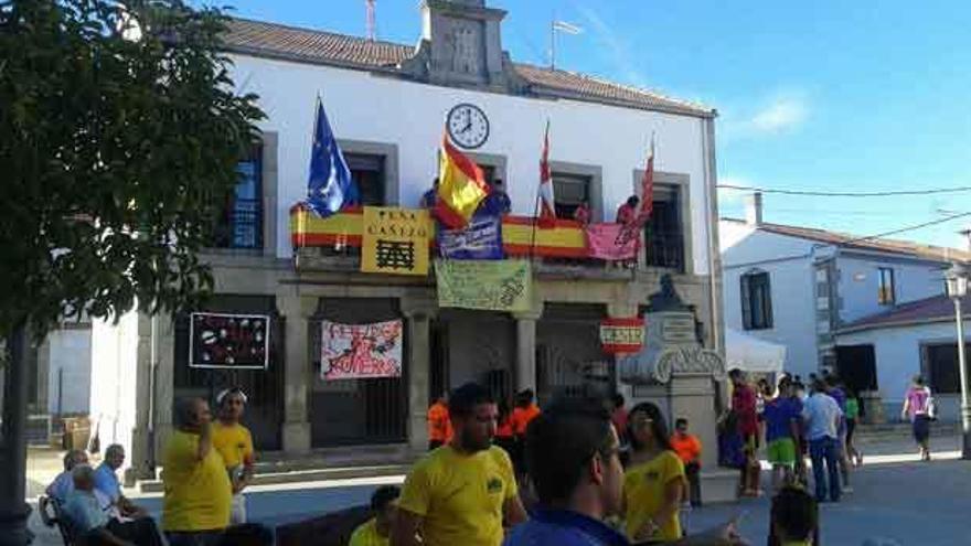 Las peñas inician con fuerza los festejos de Bermillo