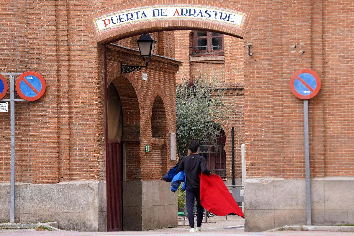 Un alumno de la escuela Taurina José Cubero Yiyo entra muleta en mano a recibir clases de tauromaquia en la plaza de toros de Las Ventas.