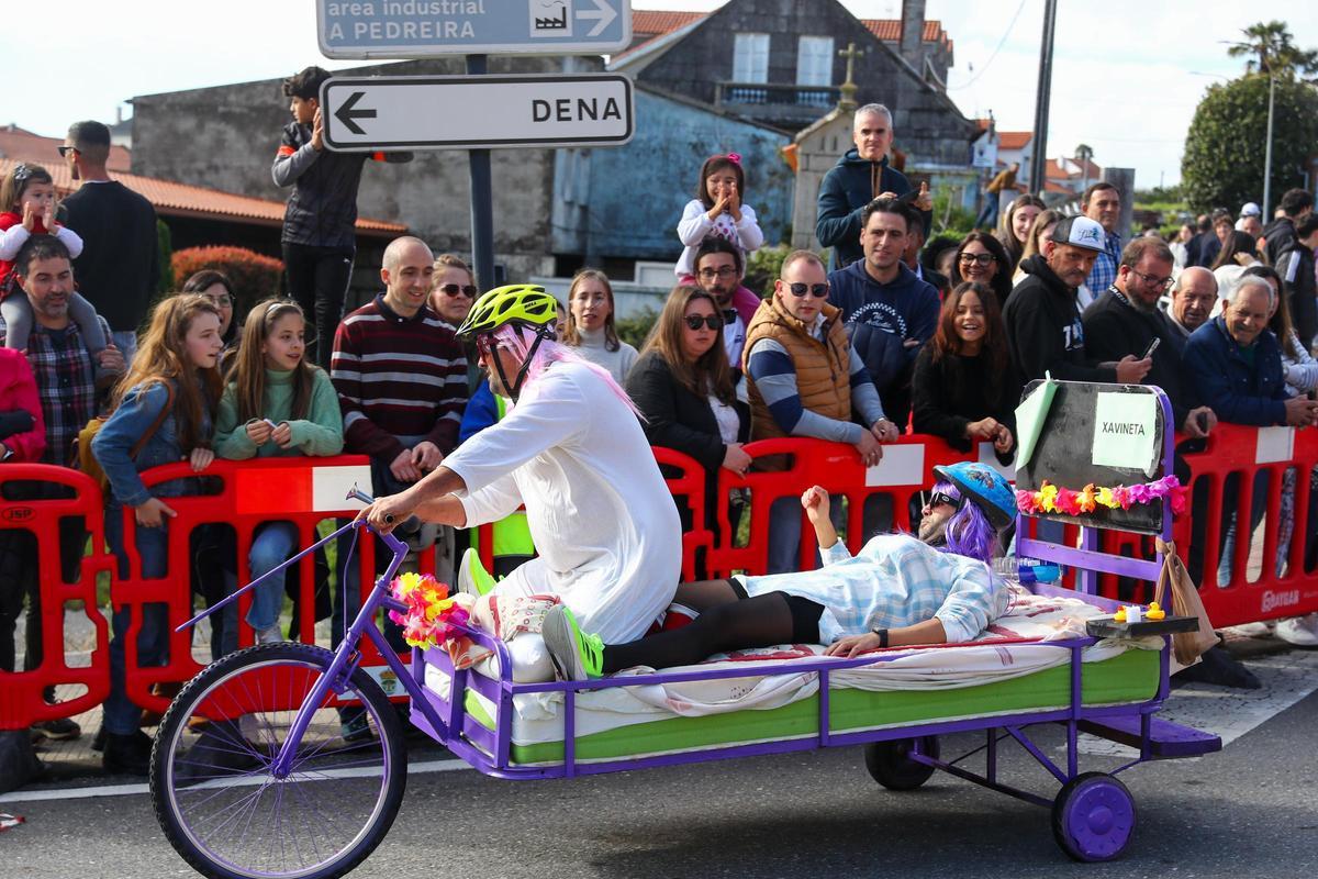 "Os Rompecolchóns 2.0" se impone en una carrera de camas de Meaño que deja espectaculares imágenes