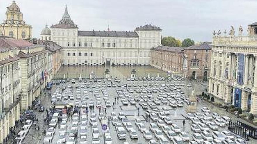 Protesta en Turín de 180 taxistas contra las restricciones.